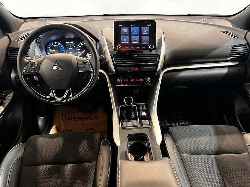 Second-hand Mitsubishi Eclipse Cross 98 CP (72 kW) 2023 Albastru inchis  metalic SUV