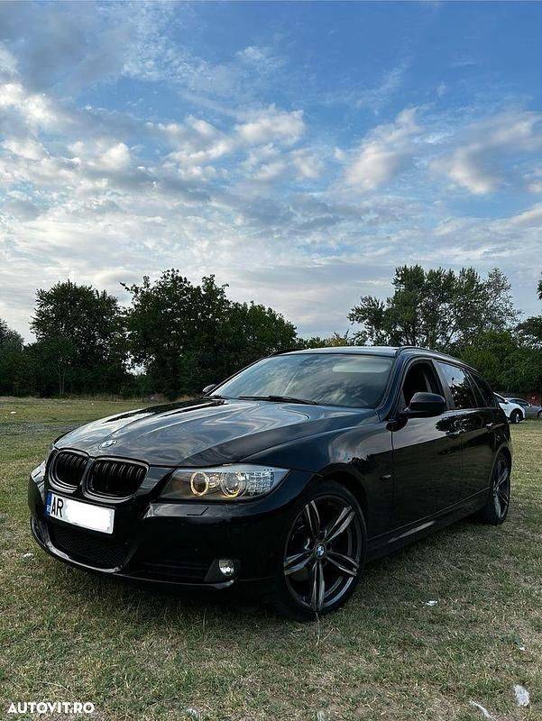 Culoarenegru Utilizat 2010 BMW 318 Sport Line Break | 6.400 EUR (Puțin scump) - Imagine 1/4