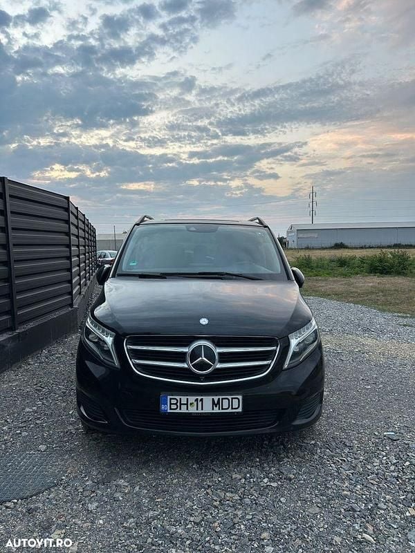 Culoarenegru Utilizat 2016 Mercedes V250 Avantgarde Monovolum | 31.000 EUR (Preț OK) - Imagine 1/4