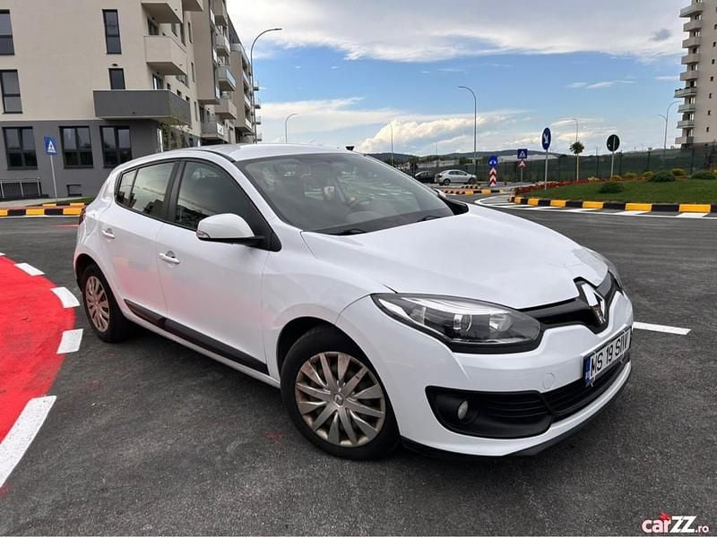 Alb Utilizat 2015 Renault Mégane III Hatchback | 3.400 EUR (Super Preț) - Imagine 1/4