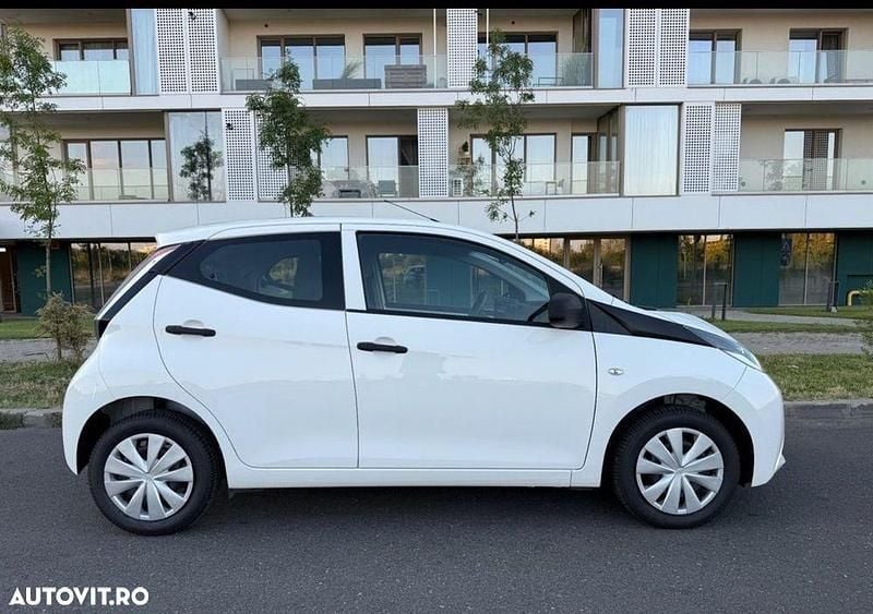 Second-hand Toyota Aygo 72 CP (52 kW) 2017 Culoarealb Hatchback