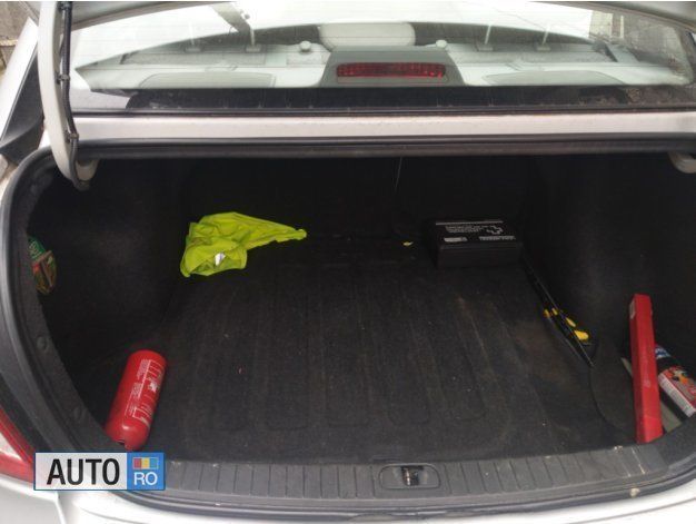 Second-hand Hyundai Accent 110 CP (80 kW) 2006 Argintiu Berlinǎ