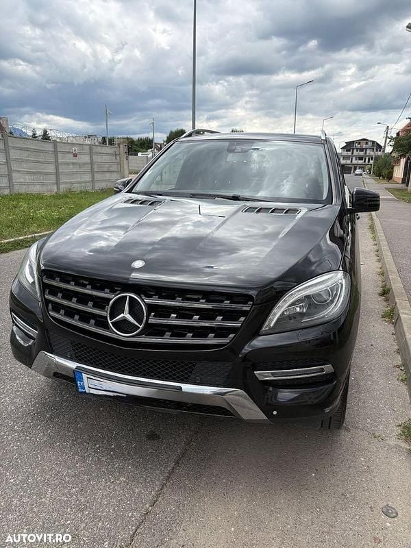 Culoarenegru Utilizat 2014 Mercedes ML250 SUV | 14.000 EUR (Super Preț) - Imagine 1/4