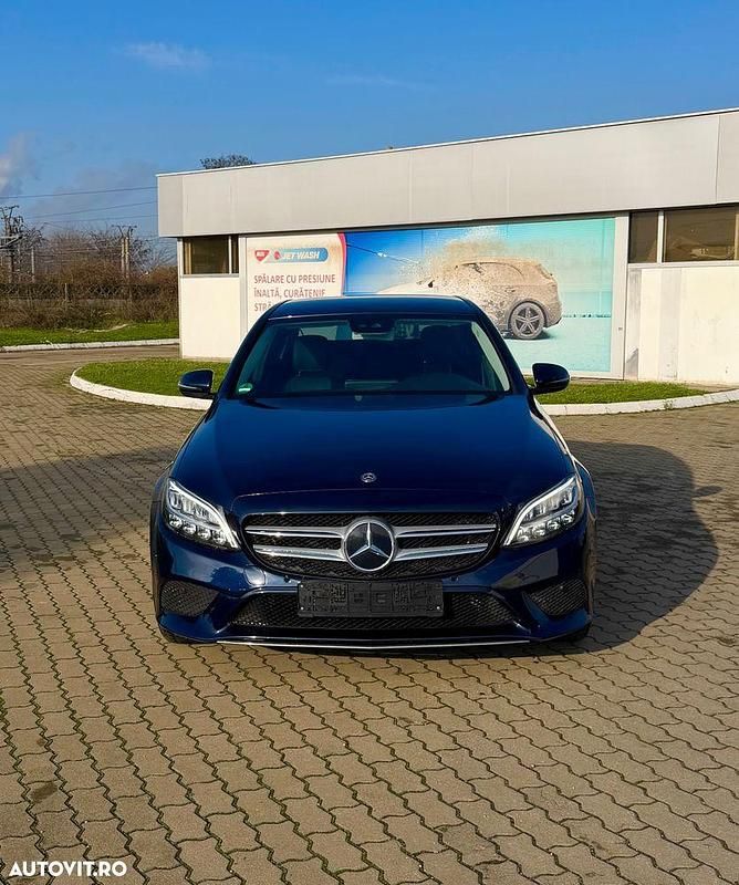Second-hand Mercedes C300 Avantgarde 245 CP (180 kW) 2018 Culoarealbastru Berlinǎ