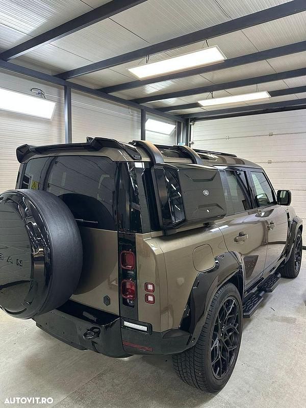 Second-hand Land Rover Defender SE Dynamic 249 CP (183 kW) 2025 Culoaremaro SUV