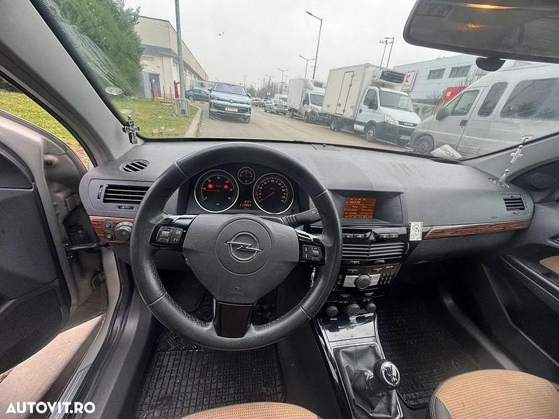 Second-hand Opel Astra Cosmo 100 CP (73 kW) 2008 Culoarebej Berlinǎ