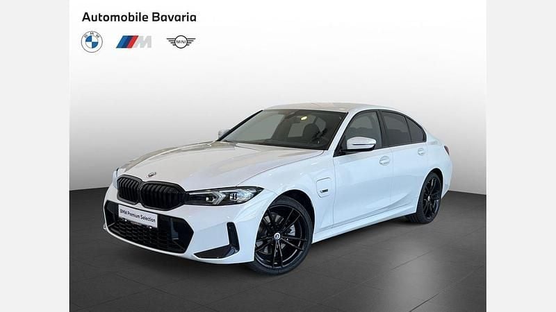 Alpine white 3 Utilizat 2022 BMW 330e Comfort Edition Berlinǎ | 41.358 EUR (Puțin scump) - Imagine 1/4