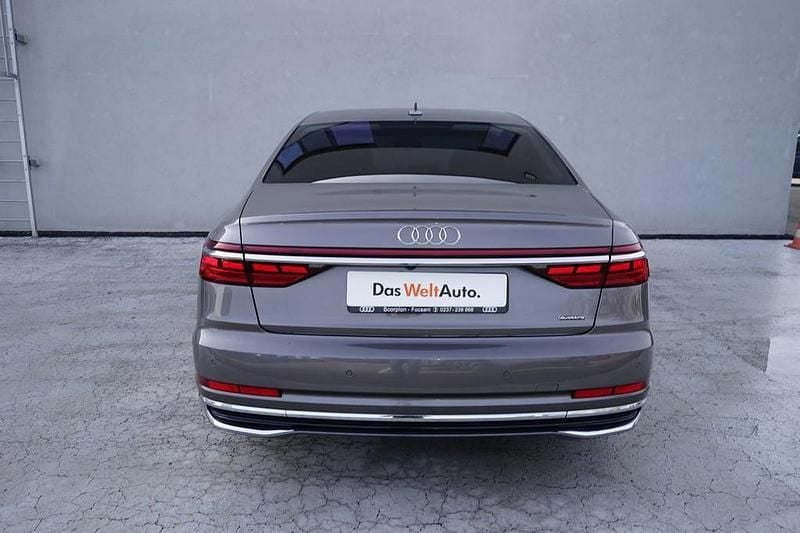 Second-hand Audi A8 286 CP (210 kW) 2022 Gri deschis  metalic  perleffect Berlinǎ