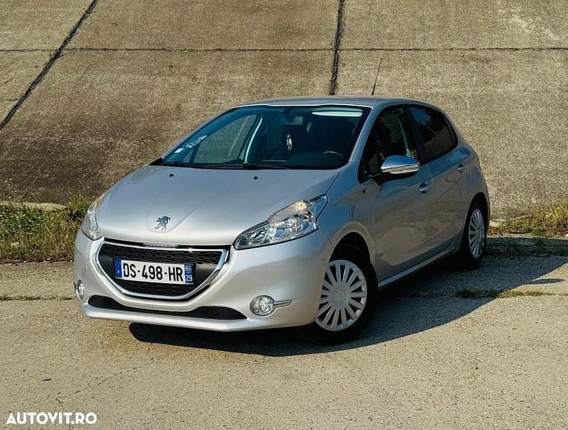 Culoareargint Utilizat 2015 Peugeot 208 Style Hatchback | 4.990 EUR (Preț OK) - Imagine 1/4