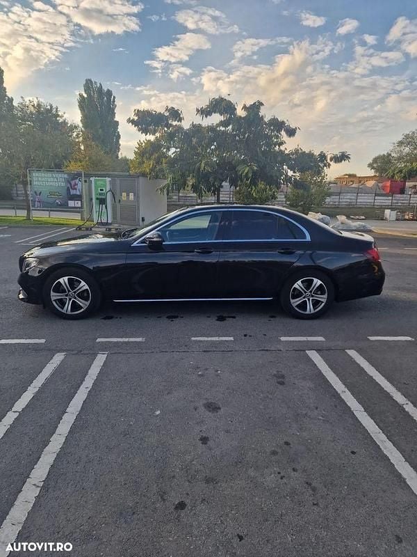 Culoarenegru Utilizat 2019 Mercedes E220 Berlinǎ | 19.600 EUR (Super Preț) - Imagine 1/4