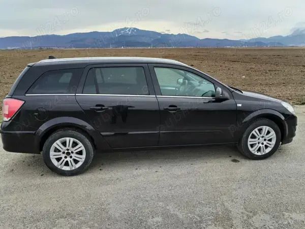 Negru Utilizat 2010 Opel Astra Hatchback | 2.900 EUR (Preț bun) - Imagine 1/4