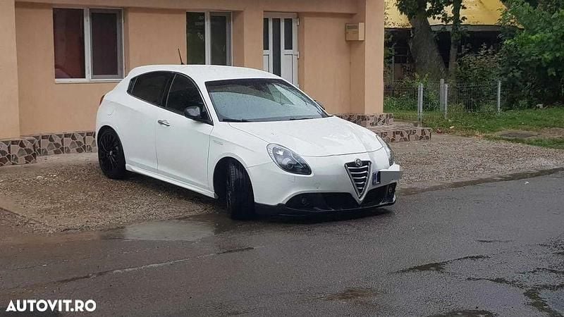 Second-hand Alfa Romeo Giulietta Distinctive 105 CP (77 kW) 2011 Culoarealb Hatchback