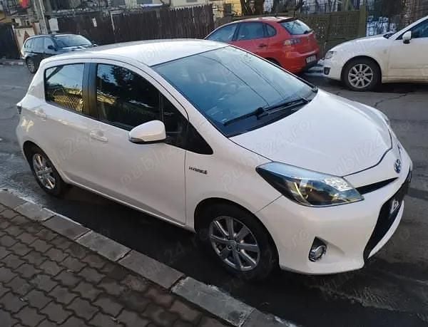 Alb Utilizat 2013 Toyota Yaris Hybrid Hatchback | 7.500 EUR (Preț OK) - Imagine 1/4
