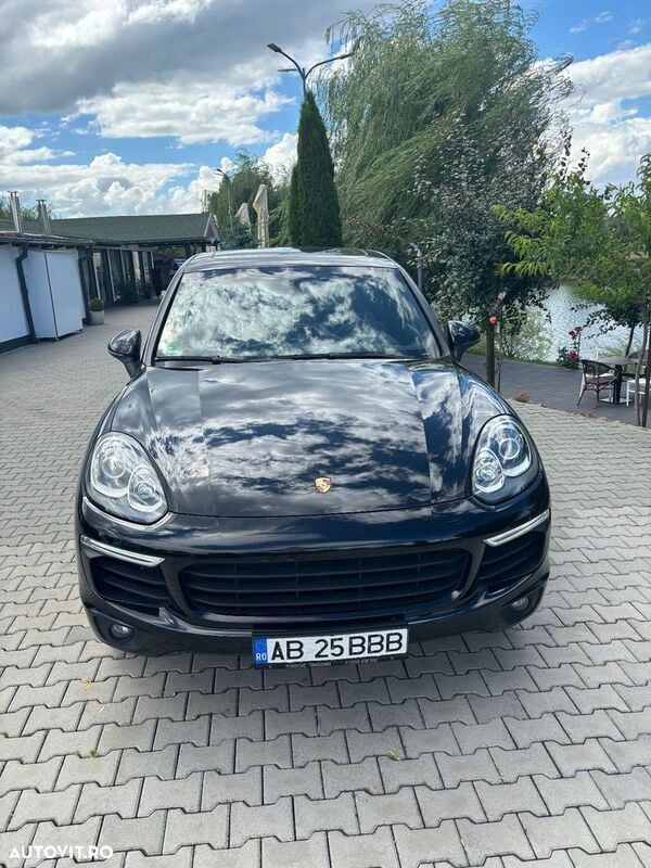 Negru Utilizat 2016 Porsche Cayenne SUV | 32.000 EUR (Preț bun) - Imagine 1/4