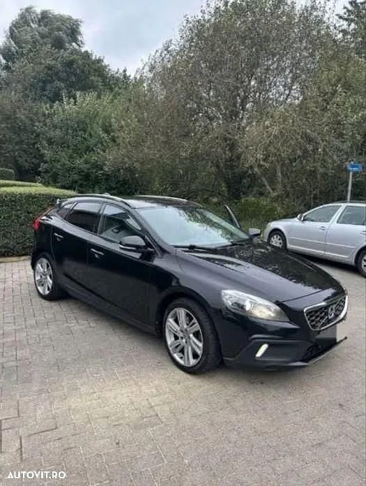 Culoarenegru Utilizat 2015 Volvo V40 Summum Hatchback | 8.990 EUR (Preț bun) - Imagine 1/4