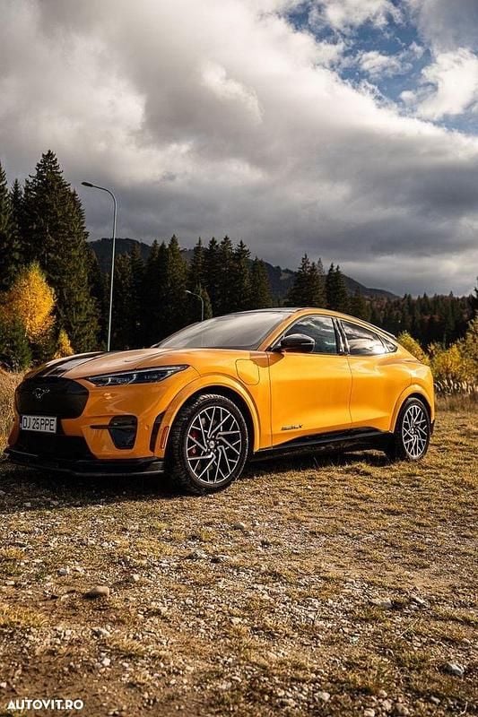 Culoareportocaliu Utilizat 2022 Ford Mustang Mach-E SUV | 41.800 EUR - Imagine 1/4