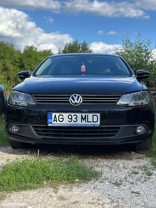 Culoarenegru Utilizat 2011 VW Jetta Berlinǎ | 4.600 EUR (Preț bun) - Imagine 1/4