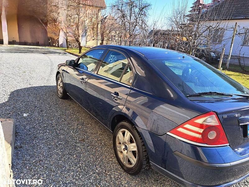 Second-hand Ford Mondeo Ghia 130 CP (95 kW) 2006 Culoarealbastru Berlinǎ