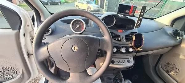 Alb Utilizat 2008 Renault Twingo Hatchback | 1.900 EUR - Imagine 1/4