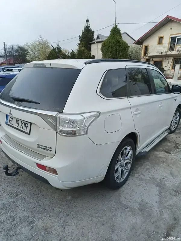 Second-hand Mitsubishi Outlander P-HEV 120 CP (88 kW) 2013 Alb SUV