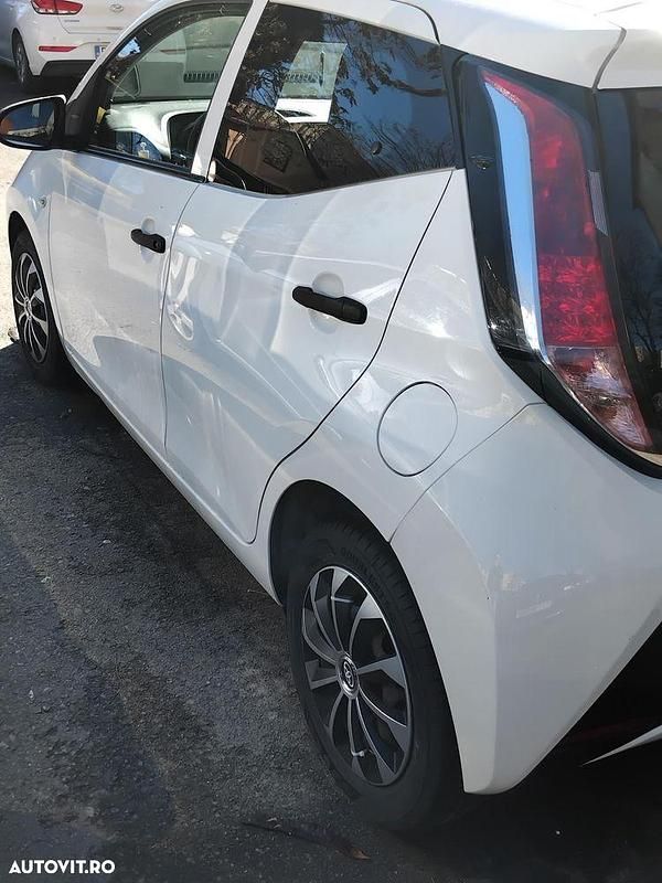 Second-hand Toyota Aygo Play 69 CP (50 kW) 2017 Culoarealb Hatchback