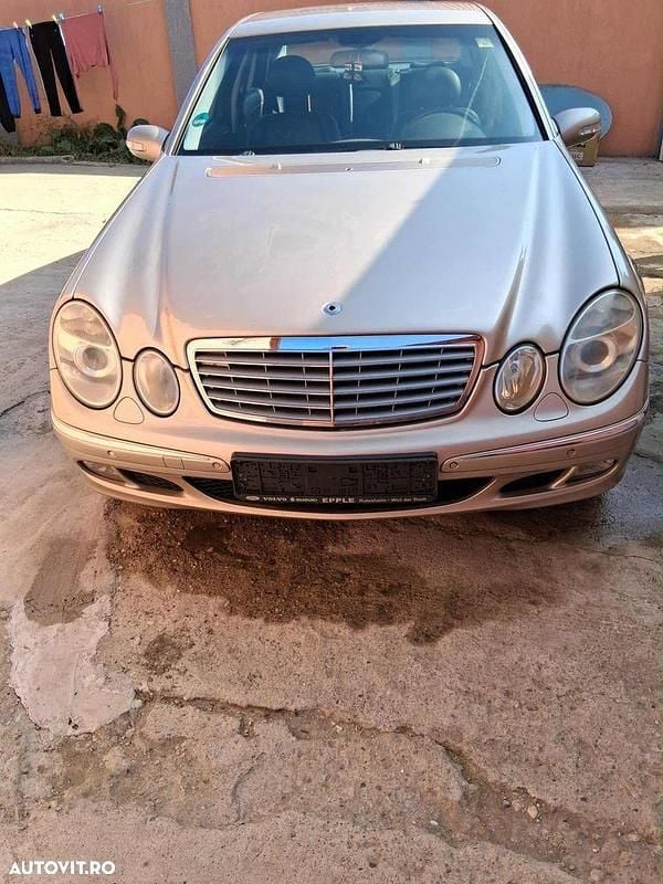Culoareargint Utilizat 2004 Mercedes E240 Classic Berlinǎ | 5.000 EUR - Imagine 1/4