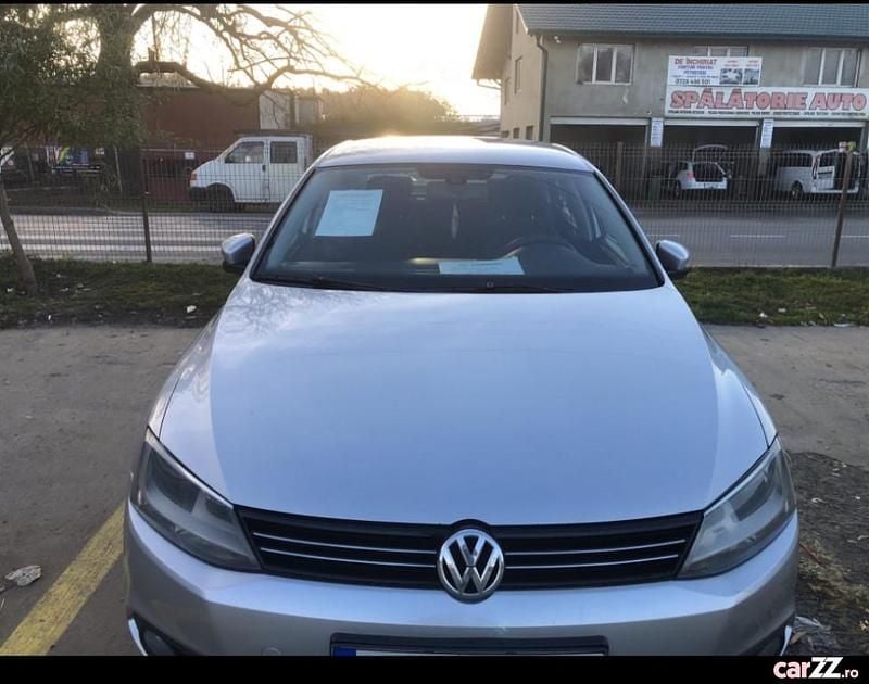 Gri Utilizat 2012 VW Jetta Berlinǎ | 4.500 EUR (Preț OK) - Imagine 1/1
