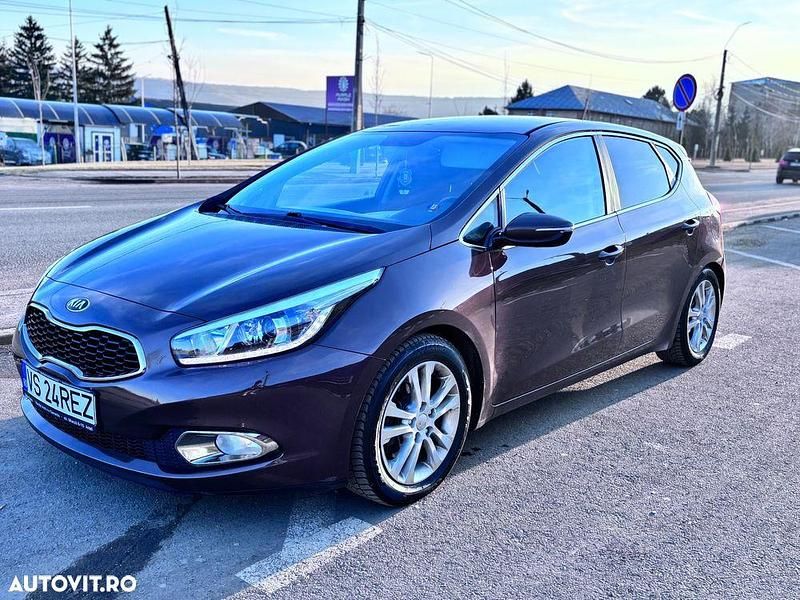 Second-hand Kia Ceed Platinum Edition 128 CP (94 kW) 2012 Culoaremaro Hatchback