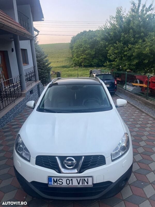 Alb Utilizat 2011 Nissan Qashqai Tekna SUV | 7.400 EUR (Puțin scump) - Imagine 1/4