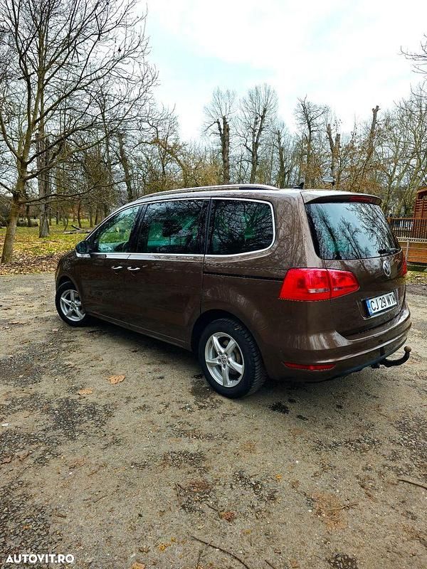 Second-hand VW Sharan 170 CP (125 kW) 2011 Culoaremaro Monovolum