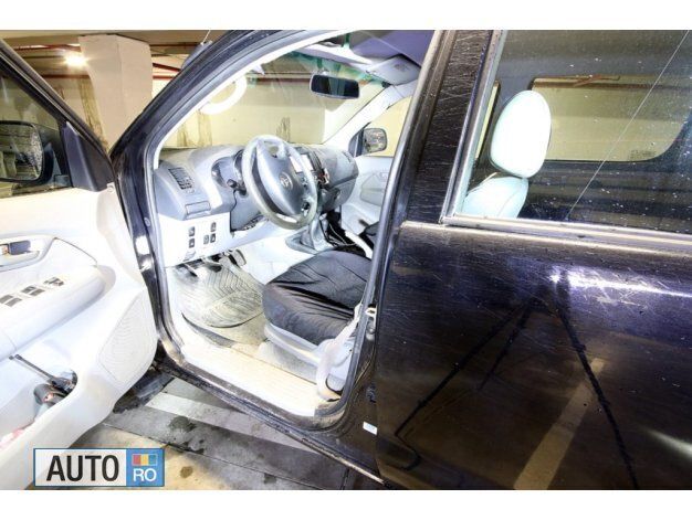 Second-hand Toyota HiLux 144 CP (105 kW) 2010 Negru Pickup