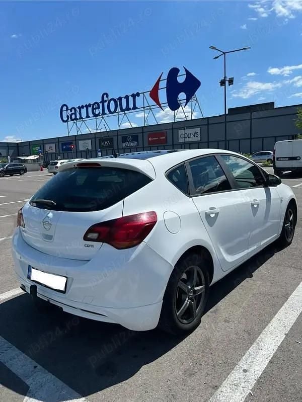 Second-hand Opel Astra 165 CP (121 kW) 2012 Alb Hatchback