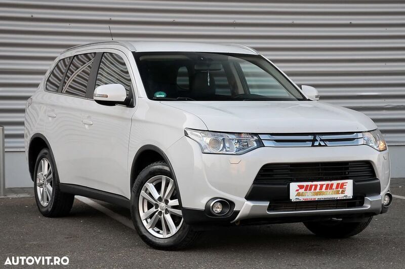 Alb Utilizat 2015 Mitsubishi Outlander Intense SUV | 8.990 EUR - Imagine 1/4