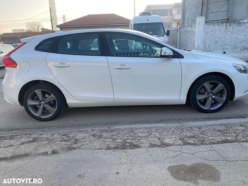 Second-hand Volvo V40 120 CP (88 kW) 2015 Culoarealb Hatchback