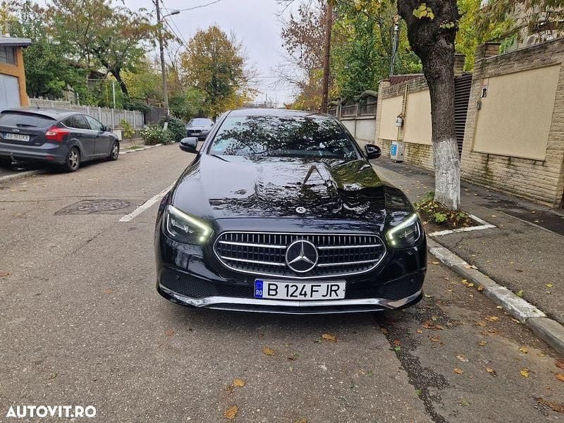 Culoarenegru Utilizat 2022 Mercedes E220 Break | 25.999 EUR (Super Preț) - Imagine 1/4