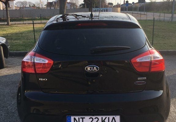 Second-hand Kia Rio 75 CP (55 kW) 2013 Negru Hatchback