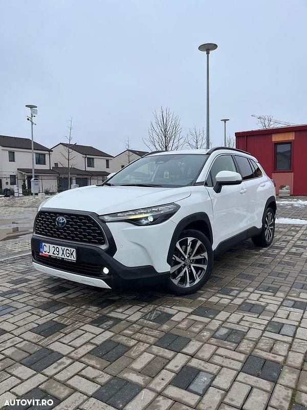 Second-hand Toyota Corolla Cross Lounge 197 CP (144 kW) 2022 Culoarealb SUV