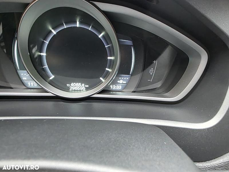 Second-hand Volvo V40 R-Design 120 CP (88 kW) 2015 Culoarenegru Hatchback