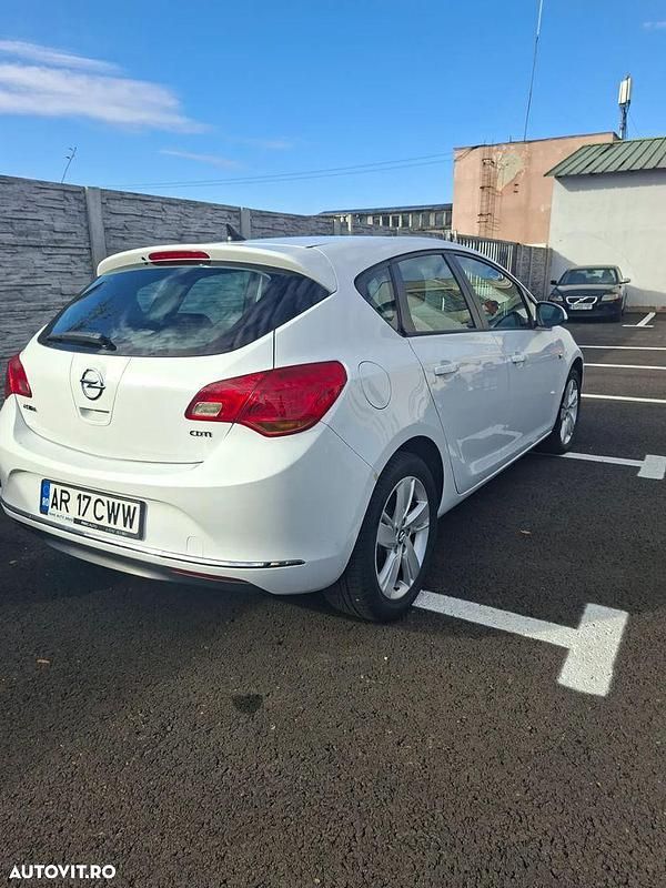 Culoarealb Utilizat 2013 Opel Astra | 5.500 EUR (Puțin scump) - Imagine 1/4