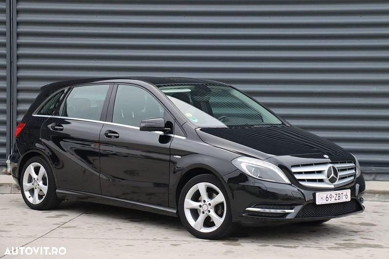 Culoarenegru Utilizat 2012 Mercedes B180 Monovolum | 6.300 EUR (Preț OK) - Imagine 1/4