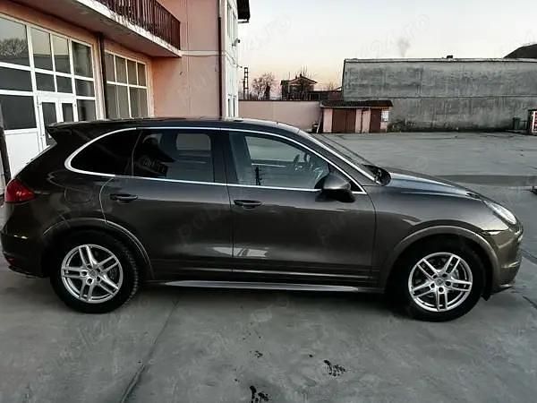 Second-hand Porsche Cayenne 245 CP (180 kW) 2012 Culoaremaro SUV