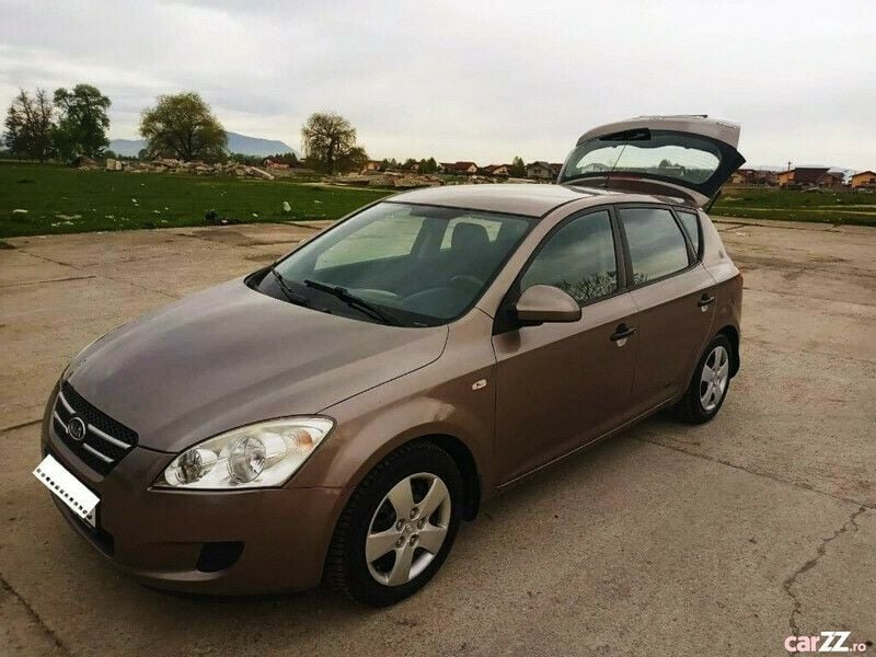 Bej Utilizat 2008 Kia Ceed Hatchback | 3.800 EUR - Imagine 1/4