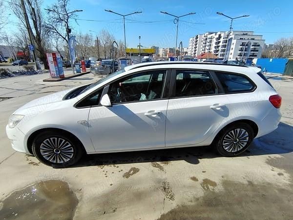 Alb Utilizat 2012 Opel Astra Sport Break | 2.749 EUR - Imagine 1/4