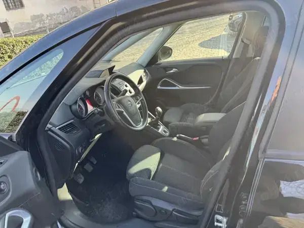 Second-hand Opel Zafira Tourer 131 CP (96 kW) 2013 Negru Monovolum