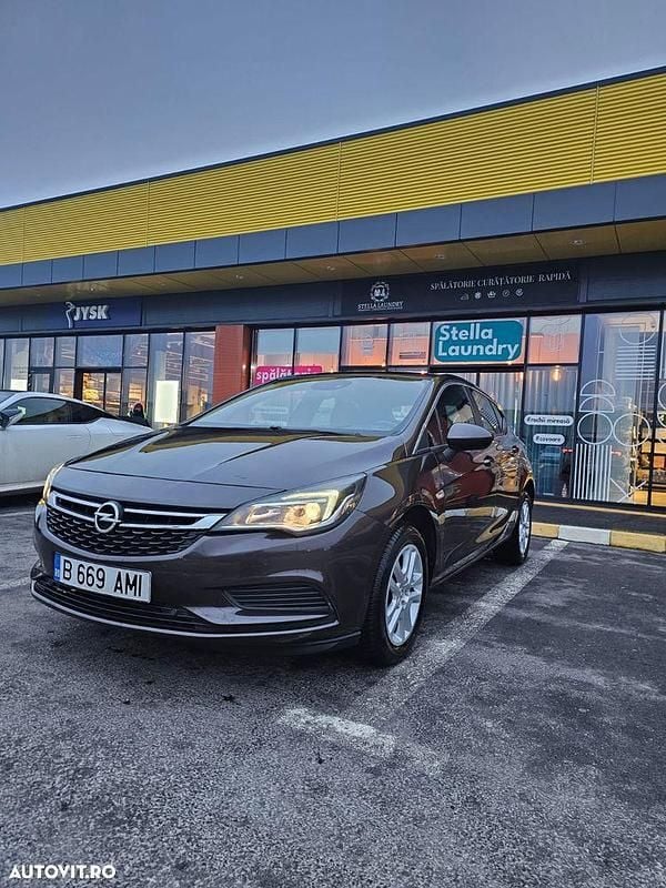 Second-hand Opel Astra Style 140 CP (102 kW) 2018 Culoaremaro Berlinǎ