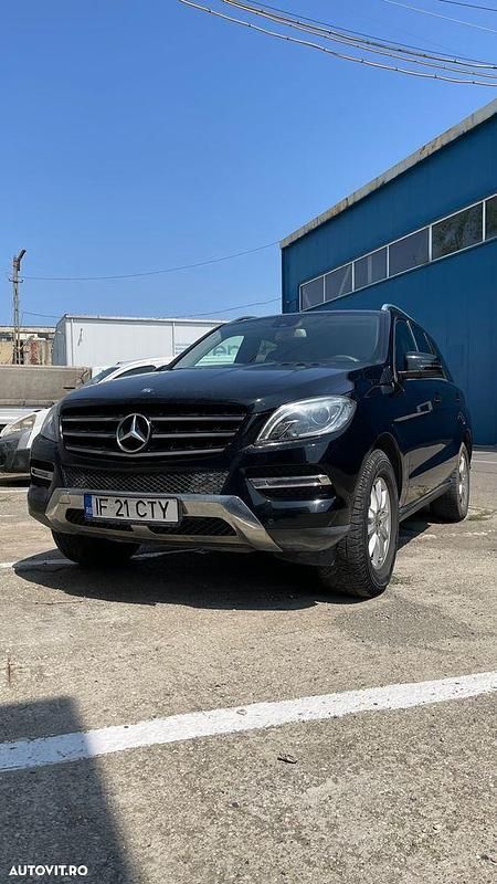 Culoarenegru Utilizat 2014 Mercedes ML350 SUV | 18.500 EUR (Preț bun) - Imagine 1/4