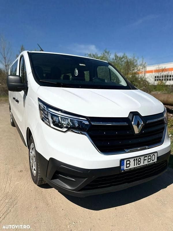 Second-hand Renault Trafic Life 110 CP (80 kW) 2023 Culoarealb Monovolum