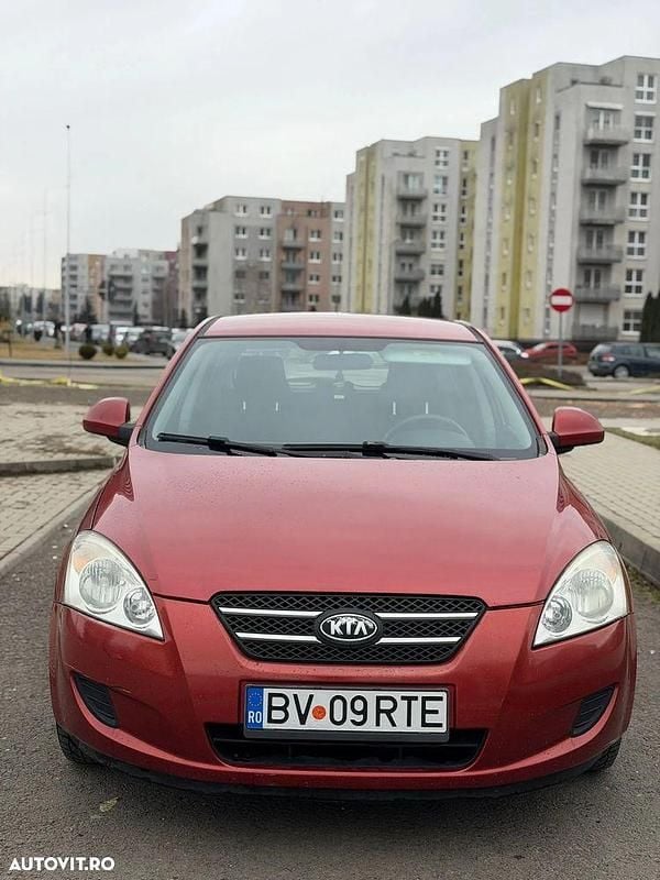 Second-hand Kia Ceed Classic 109 CP (80 kW) 2007 Culoarerosu Hatchback