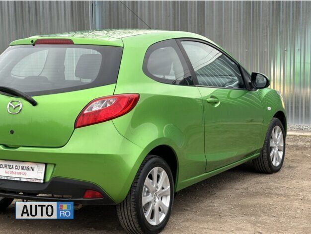 Second-hand Mazda 2 Inclusive 86 CP (63 kW) 2010 Verde Hatchback