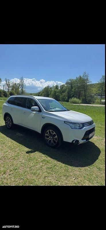 Alb Utilizat 2014 Mitsubishi Outlander P-HEV SUV | 9.350 EUR (Preț OK) - Imagine 1/4
